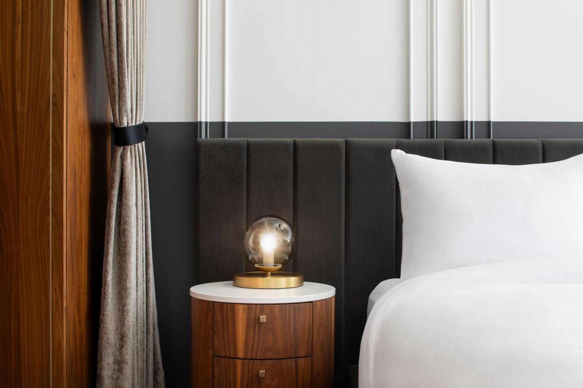 Honeyrose Hotel, Montreal, A Tribute Portfolio Hotel Exterior photo A bedside table