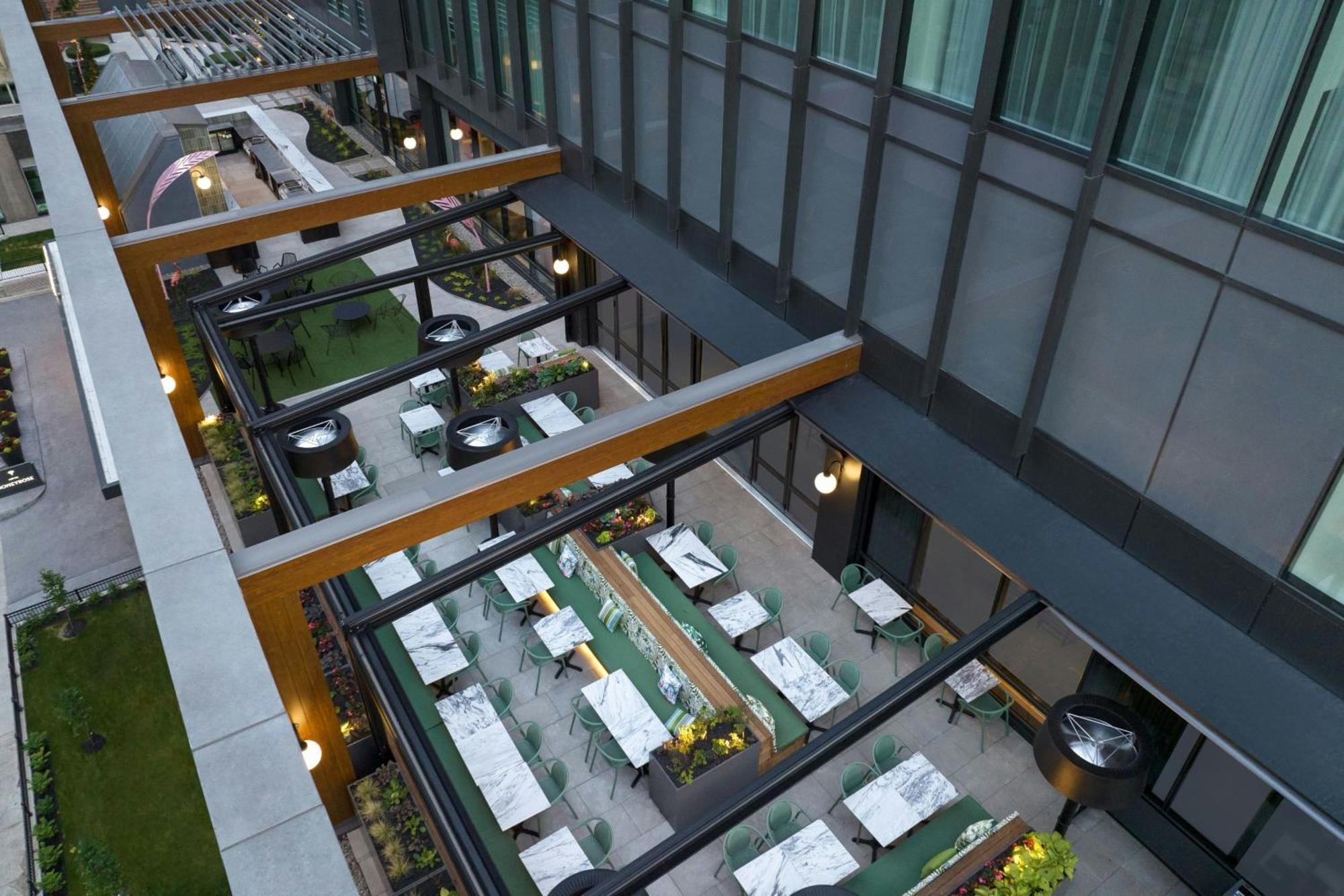 Honeyrose Hotel, Montreal, A Tribute Portfolio Hotel Exterior photo The outdoor dining area at the hotel